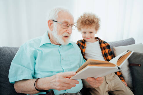 Großeltern und Enkel spielen zu Hause - Familie zu Hause, Großvater kümmert sich um Neffe - DMDF02545
