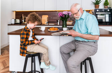 Großeltern und Enkel spielen zu Hause - Familie zu Hause, Großvater kümmert sich um Neffe - DMDF02549