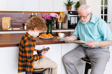 Großeltern und Enkel spielen zu Hause - Familie zu Hause, Großvater kümmert sich um Neffe - DMDF02550