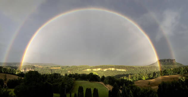 Deutschland, Sachsen, Panoramablick auf Doppelregenbogen in der Sächsischen Schweiz - JTF02364