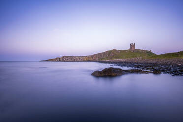 UK, England, Küste von Northumberland mit Schloss Dunstanburgh in der Abenddämmerung - SMAF02612