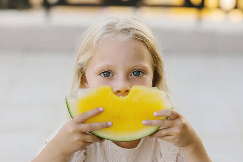 Mädchen hält ein Stück gelbe Wassermelone in den Händen - SIF00806