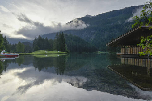 Österreich, Tirol, Hütte am Seeufer des Fernsteinsees - FDF00386