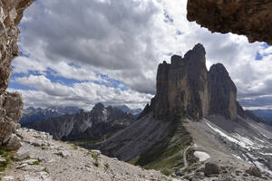 Italien, dichte Wolken über den Drei Zinnen von Lavaredo - FDF00391