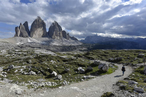 Italien, Wanderin auf dem Weg zu den Drei Zinnen von Lavaredo - FDF00395