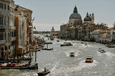 Italien, Venetien, Venedig, Canal Grande mit Santa Maria della Salute im Hintergrund - FDF00397