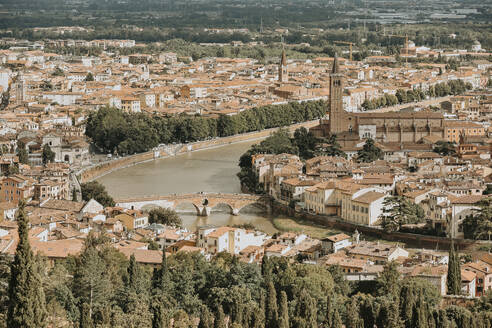 Italien, Venetien, Verona, Fluss Etsch fließt durch die historische Altstadt - FDF00400