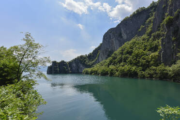 Italien, Lombardei, Iseosee und umliegende Felsen im Sonnenlicht - FDF00405