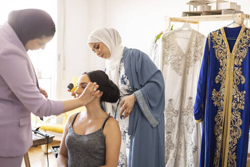 Maskenbildnerin mit Kollegin bei der Vorbereitung der Braut auf die Hochzeit - JCCMF10683