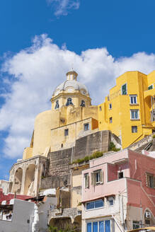 Kirche Santa Maria delle Grazie zwischen bunten Häusern im Fischerdorf Marina Corricella, Insel Procida, Golf von Neapel, Phlegräische Inseln, Provinz Neapel, Kampanien, Italien, Europa - RHPLF26905