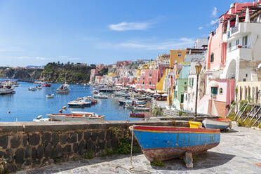 Bunte Häuser und Boote in Marina Corricella, Insel Procida, Bucht von Neapel, Provinz Neapel, Phlegräische Inseln, Region Kampanien, Italien, Europa - RHPLF26914