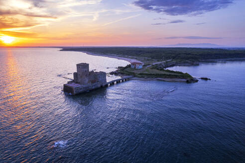 Luftaufnahme des Schlosses Torre Astura im Wasser des Tyrrhenischen Meeres bei Sonnenuntergang, Provinz Rom, Region Latium (Lazio), Italien, Europa - RHPLF26920