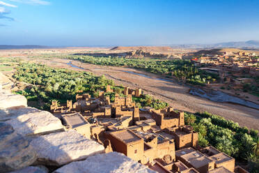 High angle view of Ait Ben Haddou, UNESCO World Heritage Site, in the desert landscape at feet of Atlas Mountains, Ouarzazate province, Morocco, North Africa, Africa - RHPLF27027