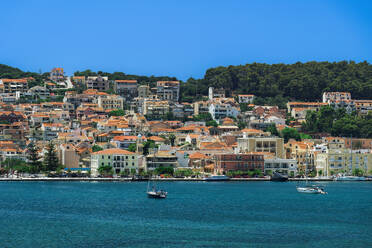 Stadtpanorama am Meer mit Flachbauten, Argostoli, Kefalonia Ionia Inseln, Griechische Inseln, Griechenland, Europa - RHPLF27137