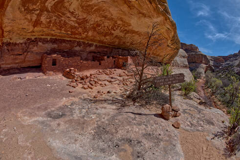 The Horse Collar Ruins with a sign warning to not disturb them due to instability, located between the Sipapu Arch Bridge and the Kachina Arch Bridge, Natural Bridges National Monument, Utah, United States of America, North America - RHPLF27155