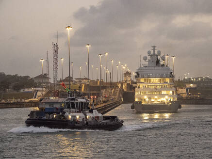 Shipping and lock, Panama Canal, Panama, Central America - RHPLF27204