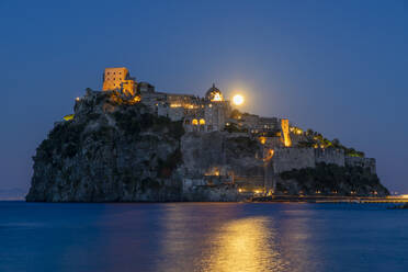 Castello Aragonese in der Abenddämmerung, Insel Ischia, Kampanien, Italien, Europa - RHPLF27222