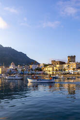 Marina de Forio, Hafen und Strand von Forio, Forio, Insel Ischia, Kampanien, Italien, Europa - RHPLF27224