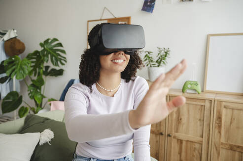 Glückliches Mädchen gestikuliert mit Virtual-Reality-Simulatoren - ALKF00590