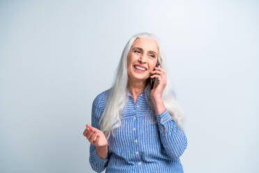 Schöne ältere Frau Porträt, Studioaufnahme auf Hintergrund - Ältere Person, Halbkörperaufnahme - DMDF02819