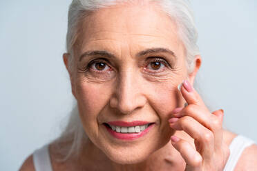 Schöne ältere Frau Porträt, Studioaufnahme auf Hintergrund - Ältere Person, Halbkörperaufnahme - DMDF02832