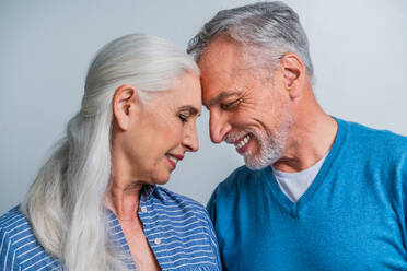 Schöne ältere Paar von Liebhabern - Ältere Menschen Porträt auf weißem Hintergrund - DMDF02837