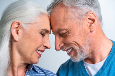 Schöne ältere Paar von Liebhabern - Ältere Menschen Porträt auf weißem Hintergrund - DMDF02838