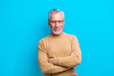 Gut aussehender älterer Mann Porträt, Studioaufnahme auf Hintergrund - Ältere Person, Halbkörperaufnahme - DMDF02850