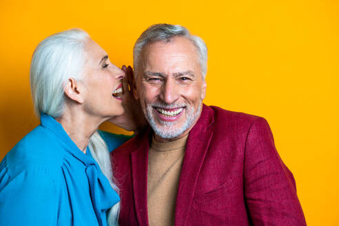 Schöne ältere Paar von Liebhabern - Ältere Menschen Porträt auf weißem Hintergrund - DMDF02886