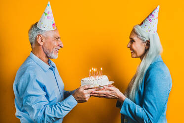 Schöne ältere Paar von Liebhabern - Ältere Menschen Porträt auf weißem Hintergrund - DMDF02892