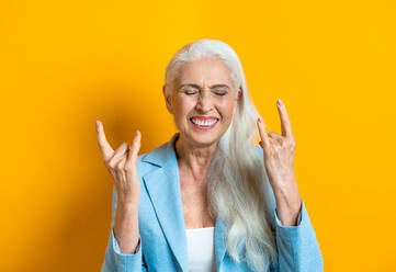 Schöne ältere Frau Porträt, Studioaufnahme auf Hintergrund - Ältere Person, Halbkörperaufnahme - DMDF02899