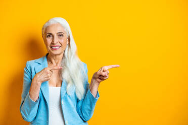 Schöne ältere Frau Porträt, Studioaufnahme auf Hintergrund - Ältere Person, Halbkörperaufnahme - DMDF02901