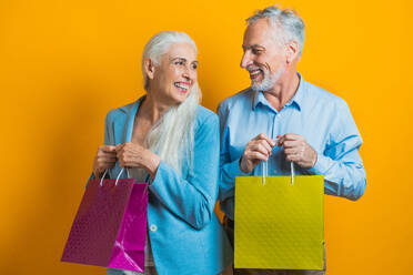 Schöne ältere Paar von Liebhabern - Ältere Menschen Porträt auf weißem Hintergrund - DMDF02903