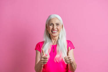 Schöne ältere Frau Porträt, Studioaufnahme auf Hintergrund - Ältere Person, Halbkörperaufnahme - DMDF02911