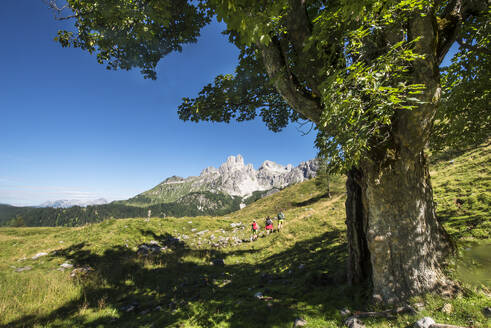 Österreich, Salzburger Land, Wandererinnen im Dachsteingebirge - HHF05900