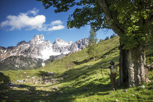 Österreich, Salzburger Land, Männlicher Wanderer mit Blick auf die im Hintergrund sichtbare Bischofsmutze - HHF05902