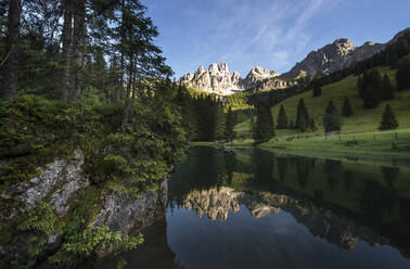 Austria, Salzburger Land, Scenic view of Grosse Bischofsmutze reflecting in Almsee lake - HHF05905