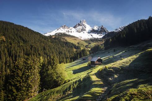 Österreich, Salzburger Land, Abgeschiedene Hütte im Dachsteingebirge - HHF05908