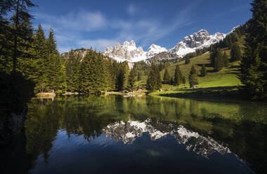 Austria, Salzburger Land, Scenic view of Grosse Bischofsmutze reflecting in Almsee lake - HHF05909