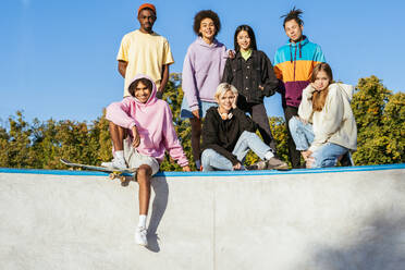 Multikulturelle Gruppe junger Freunde, die sich im Freien treffen und Spaß haben - Stylische, coole Teenager treffen sich im städtischen Skatepark - DMDF02932
