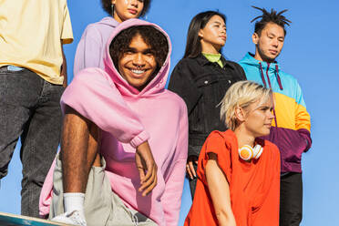 Multikulturelle Gruppe junger Freunde, die sich im Freien treffen und Spaß haben - Stylische, coole Teenager treffen sich im städtischen Skatepark - DMDF02933