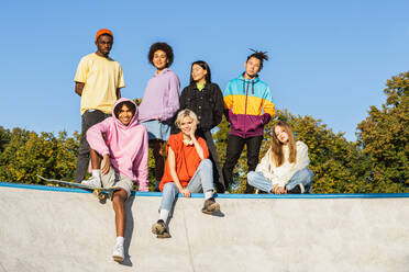 Multikulturelle Gruppe junger Freunde, die sich im Freien treffen und Spaß haben - Stylische, coole Teenager treffen sich im städtischen Skatepark - DMDF02934