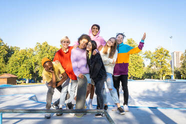 Multikulturelle Gruppe junger Freunde, die sich im Freien treffen und Spaß haben - Stylische, coole Teenager treffen sich im städtischen Skatepark - DMDF02944