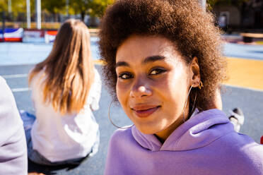 Multikulturelle Gruppe junger Freunde, die sich im Freien treffen und Spaß haben - Stylische, coole Teenager treffen sich im städtischen Skatepark - DMDF02981