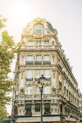 Frankreich, Ile-de-France, Paris, Verziertes Wohnhaus am Place Prosper-Goubaux - TAMF03924