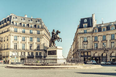 Frankreich, Ile-de-France, Paris, Statue von Ludwig XIV. am Place des Victoires - TAMF03925