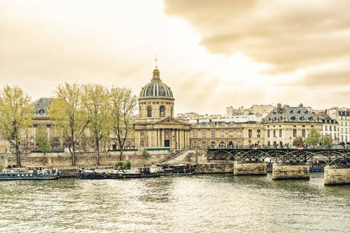 Frankreich, Ile-de-France, Paris, Institut de France und Pont des Arts bei Sonnenuntergang - TAMF03928