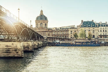 Frankreich, Ile-de-France, Paris, Institut de France und Pont des Arts bei Sonnenuntergang - TAMF03929