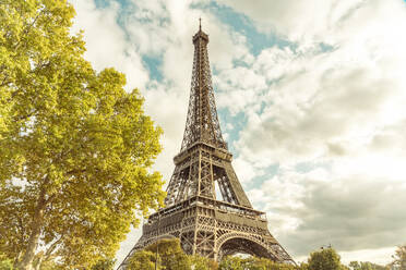 Frankreich, Ile-de-France, Paris, Wolken über dem Eiffelturm - TAMF03930