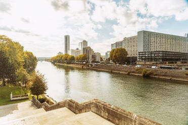 France, Ile-De-France, Paris, Seine river flowing through Quartier Bellini - TAMF03935